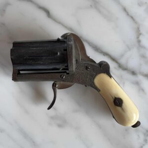 Achat Armes Anciennes - petit pistolet à crosse nacré ou ivoire - Morales Brocante, Cannes