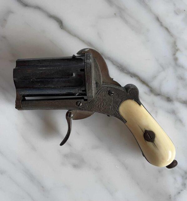 Achat Armes Anciennes - petit pistolet à crosse nacré ou ivoire - Morales Brocante, Cannes