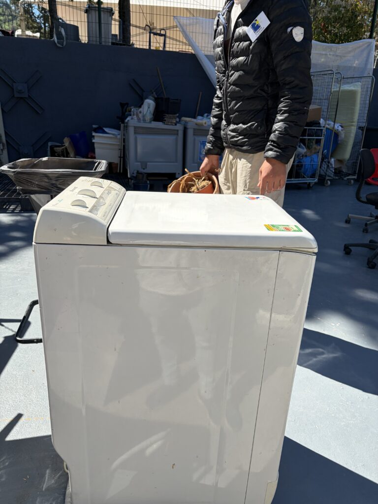 Recyclage - Dépôt d'une machine à laver chez Emmaus pour remise en état par Isaac Olmo Morales - antiquaire Brocanteur