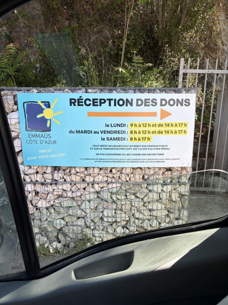 Recyclage - Dépôt recyclerie Emmaus des objets anciens invendables mais ré utilisables